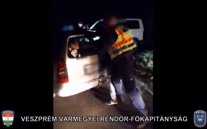 Rendőrnek adták ki magukat, kattant rajtuk a bilincs - Videó
