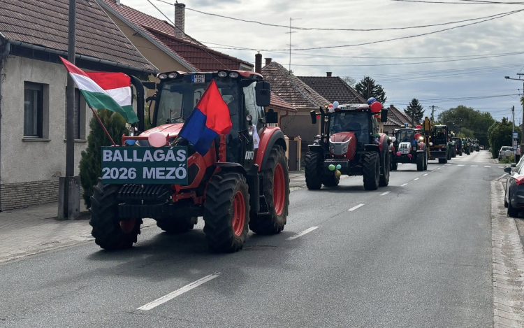 Traktoros felvonulással búcsúztak iskolájuktól