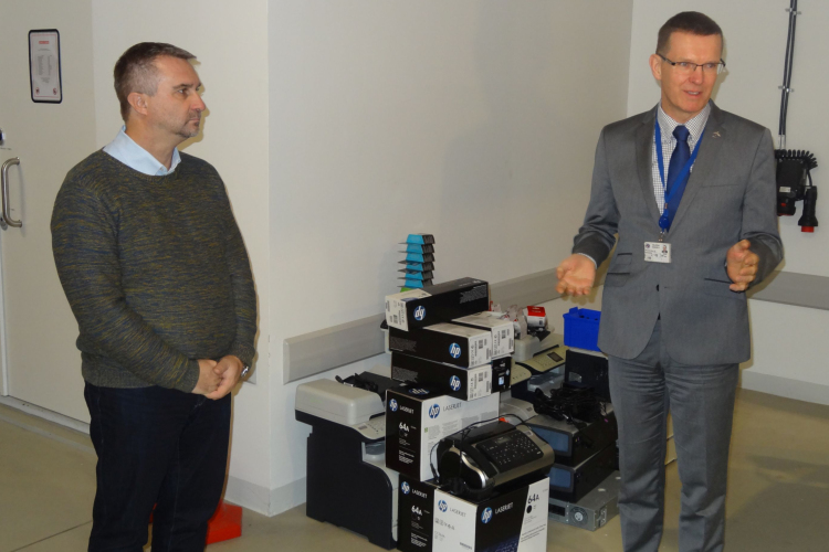 Informatikai eszközöket adományozott a NATO, önkormányzati intézményeknek