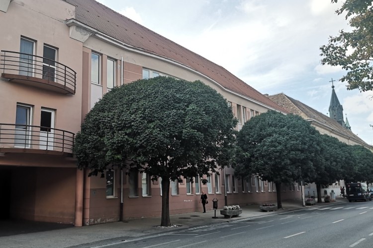 A főigazgató határozottan cáfolja, hogy a pápai kórház szülészeti osztályának bezárását terveznék