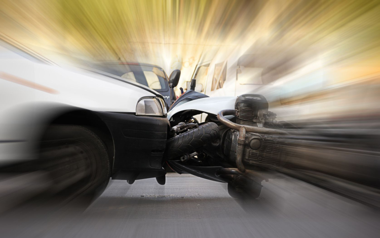 Motorkerékpár és személyautó ütközött Pápán