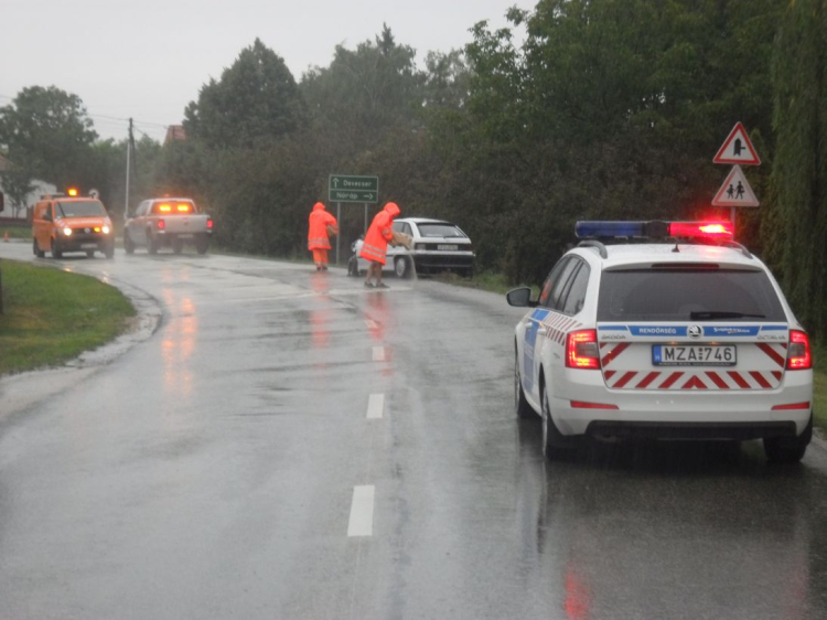 Két személyautó ütközött Pápakovácsi belterületén