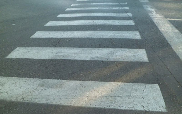 Gyalogátkelőhelyen ütöttek el egy fiatal lányt Pápán