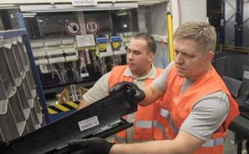 A szlovák miniszterelnök végigdolgozott egy éjszakát egy gyárban