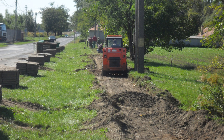 Kéttornyúlakon folytatódik a járdaépítési program
