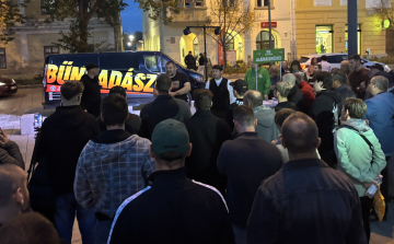 Bűnvadászok a Fő téren