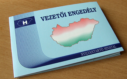 Eltiltás hatálya alatt vezetett, őrizetbe vették