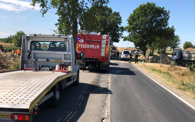 Motoros és teherautó ütközött Tétnél, a 83-ason