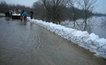 Árvíz - Éjszaka is dolgoztak a kiöntött Marcalnál - Marcaltő veszélyben