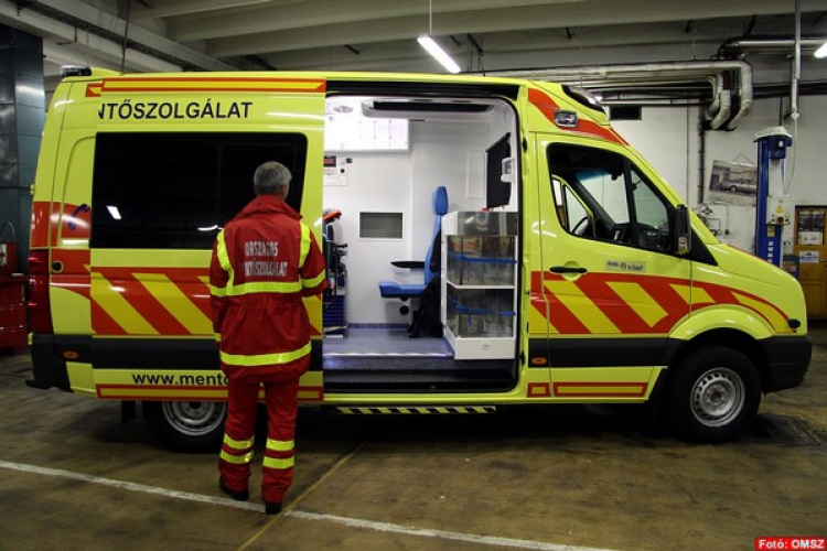 Fának ütközött egy autó Nagygyimót és Csót között