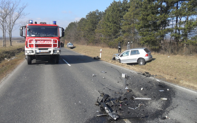 Három személyautó és egy busz ütközött - Teljes az útzár