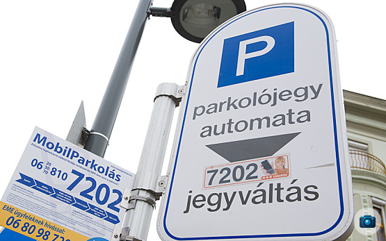 Hamis parkoló bérleteket adott el