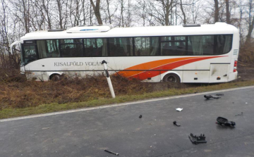 Autóbusz üközött Győrnél - Egy ember meghalt