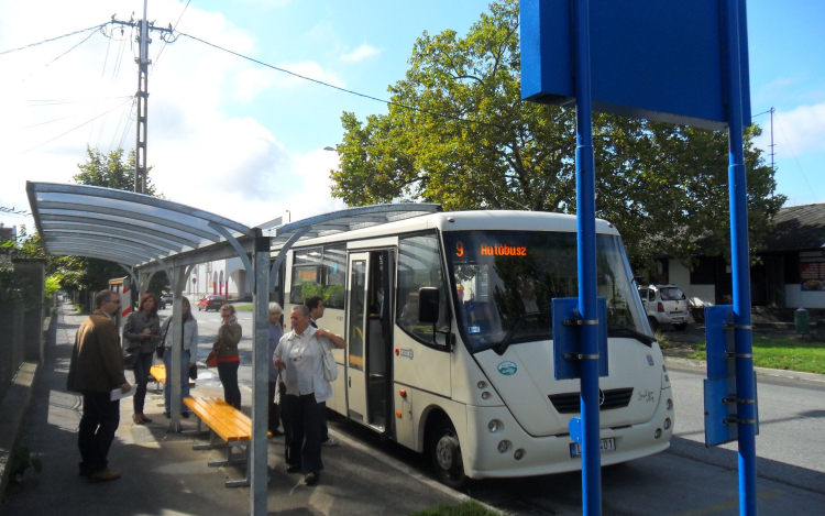 Autóbuszvárókat alakítottak ki
