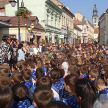 Zene Világnapja - Az Erkel iskolások éneklése a városban
