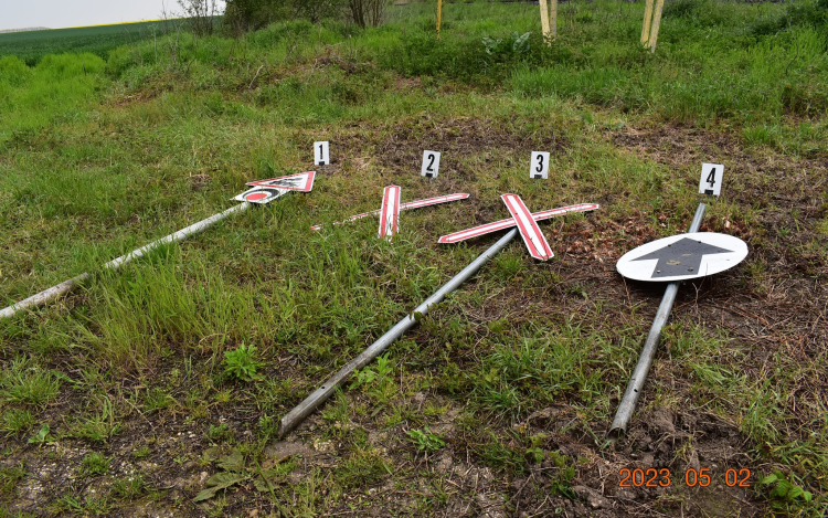 Tizenéves fiatalok közúti jelzőtáblákat és vasúti fényjelző készülékeket szereltek le Csóton