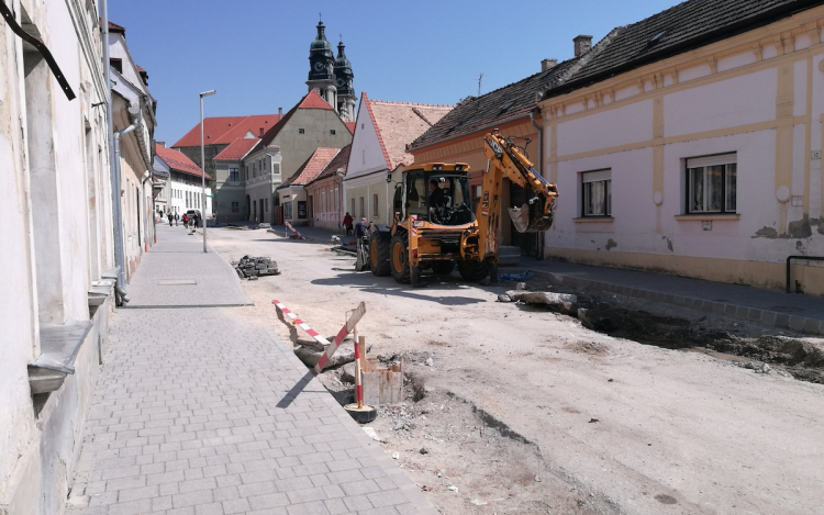 Májusban aszfaltozzák a Korvin utcát