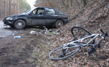 Kerékpárosokat sodort el, majd árokba borult egy autó Bakonyszentlászlónál