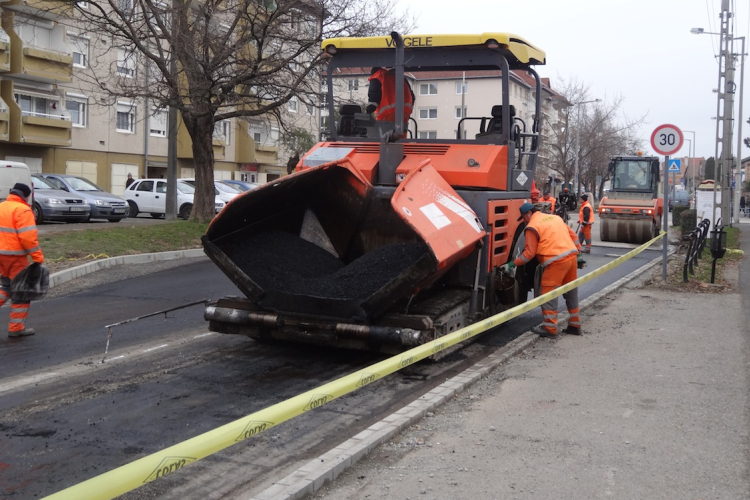 Aszfaltozzák a Korona utcát