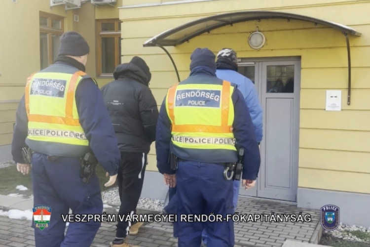 Heteken át lopták a rezet egy Pápa környéki telephelyről