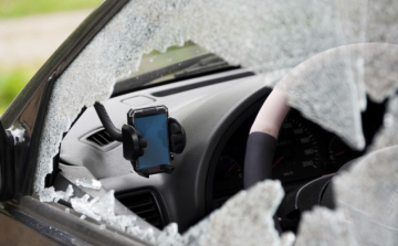 Egy parkoló autót tört fel