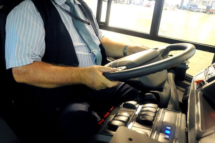 Megütötte és megrúgta a pápai buszsofőrt a 22 éves fiatal