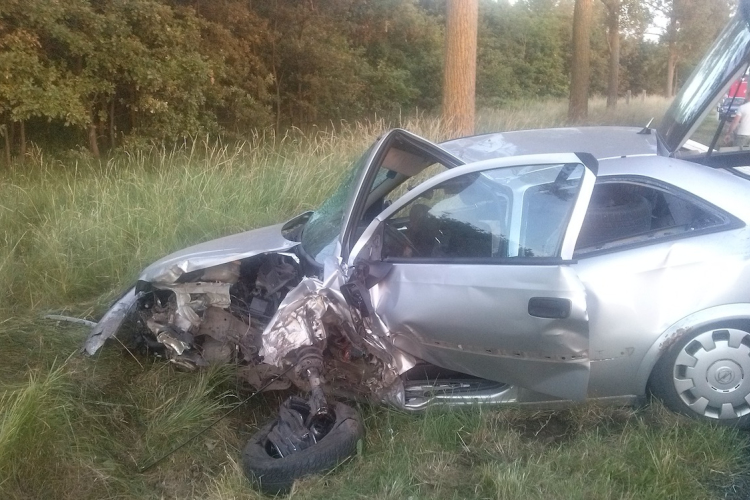 Súlyos autóbaleset Pápa és Takácsi között