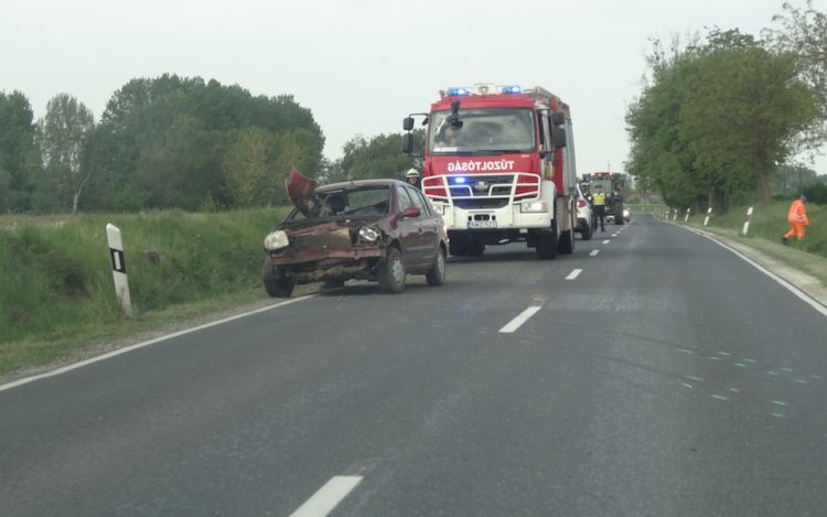 Felborult egy autó Pápa és Nagygyimót között
