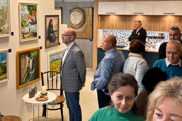 Rendhagyó helyszínen nyílt tárlata pápai művészeknek