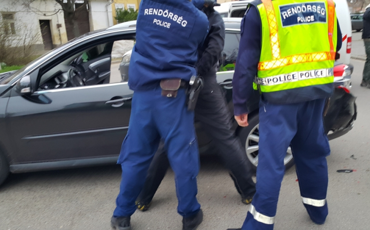 Körözött férfit fogtak a pápai rendőrök