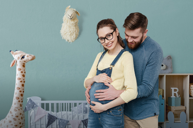 Versenyeznek a bankok a babaváró hitelt igénylő fiatalokért