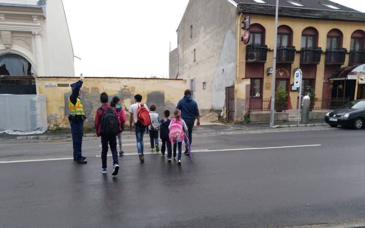 Rendőrök és polgárőrök a pápai iskolák közelében