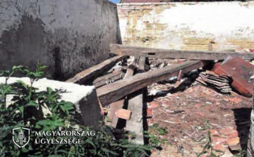 Beköltözött egy lakatlan ingatlanba, elkezdte bontani, majd eladta az építőanyagok egy részét