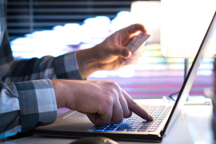 A pápai rendőrök óvatosságra intik a felhasználói fiókok tulajdonosait