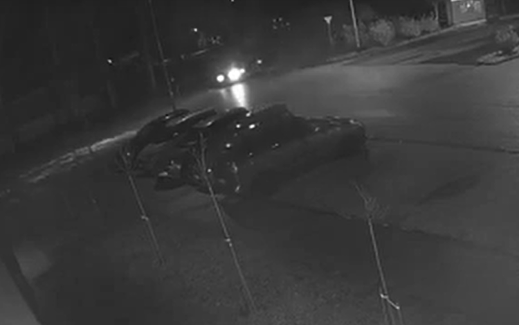 Frissjogsis fiatal csúszott neki az Aldi parkolóban várakozó autóknak - Videó