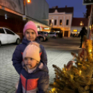 Óvodások karácsonyfa díszítése a belvárosban
