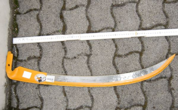 Kaszapengéket dobott át szomszédjába