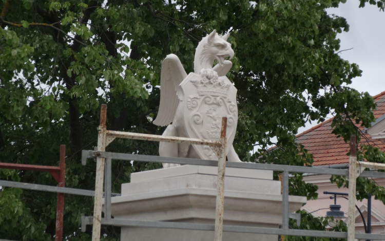 Újra két griff őrzi az Esterházy-kastélyt