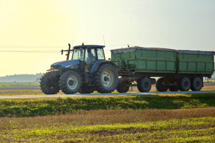 Figyelem! Mezőgazdasági munkagépek az utakon