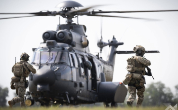 Videón a Pápán gyakorlatozó forgószárnyasok