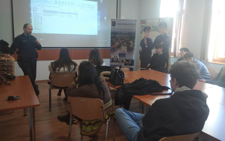 Pályaorientációs nyílt napot tartottak a Pápai Rendőrkapitányságon