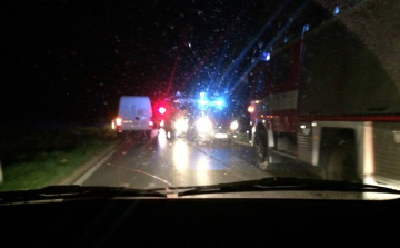 Baleset Tétnél a 83-ason