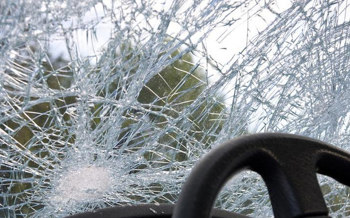 Oldalára borult egy autó a 83-ason Farkasgyepűnél