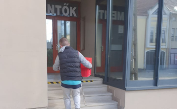 A Fincsi Falatozó a mentősöket és a pápai kórház ápoltjait segíti