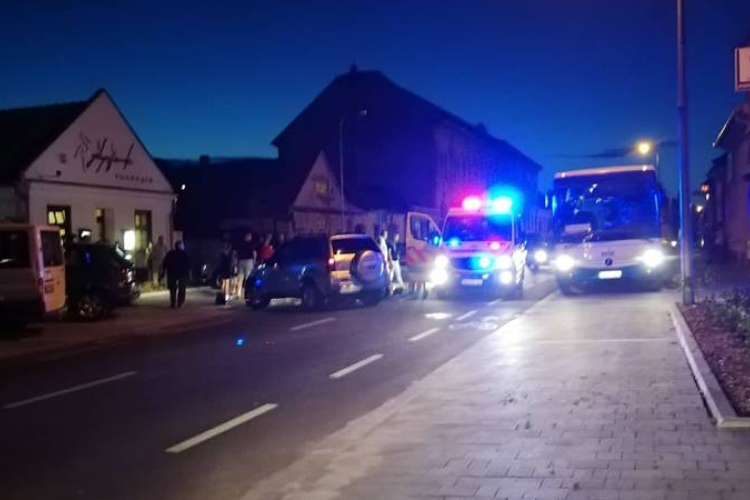 Motorkerékpár és személyautó ütközött a Jókai utcán