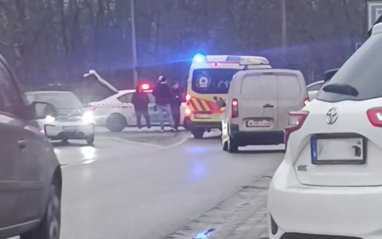 Elgázolt egy idős férfit a gyalogátkelőhelyen, majd elhajtott - Videó