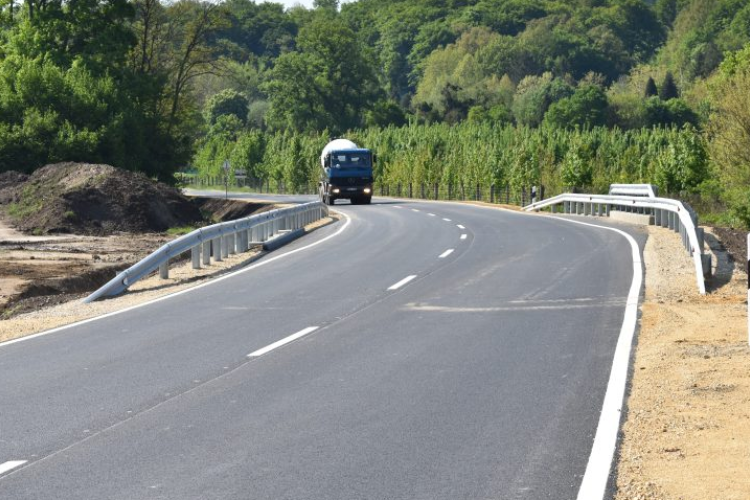 Megújult útszakaszt adtak át Huszárokelőpusztánál