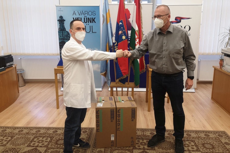 FFP2 maszkokat ajánlott fel a Gránátalma Gyógyszertár a pápai önkormányzat számára