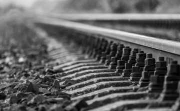 Halálra gázolt egy férfit a vonat Ajkán