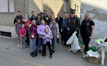 Takarítás és virágültetés a közlékben, szemétszedés a belvárosban